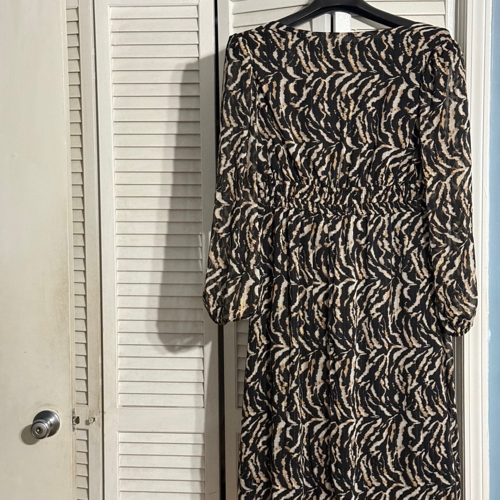 Sofia Vergara Black and Cream Sheath Dress with Long Bishop Sleeves and V-Neck - Picture 3 of 12